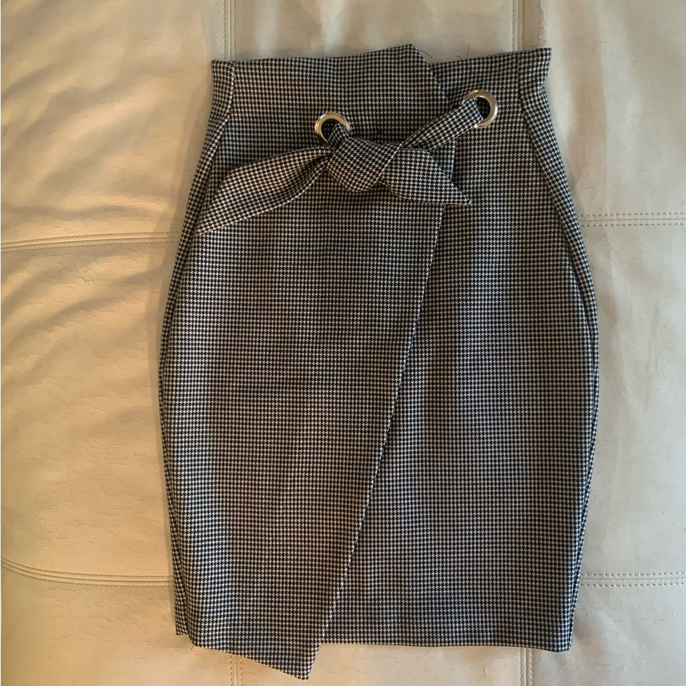 Black and white pencil skirt